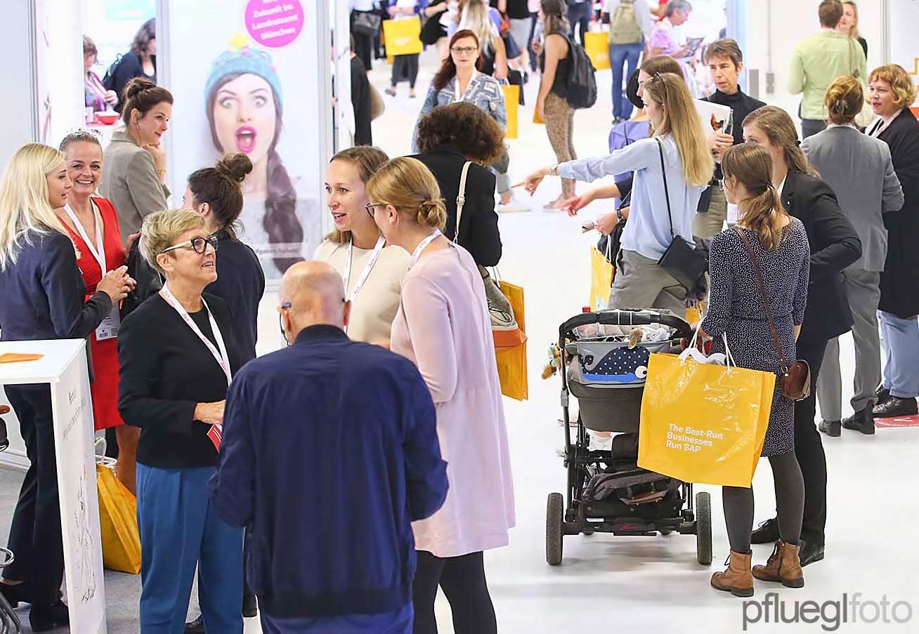 Messefoto Kundengespräch am Messestand