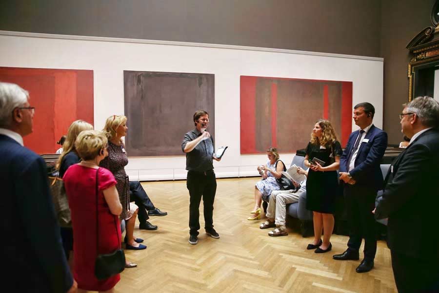 Führung in einem Kunstsaal des kunsthistorischem Museums Wien